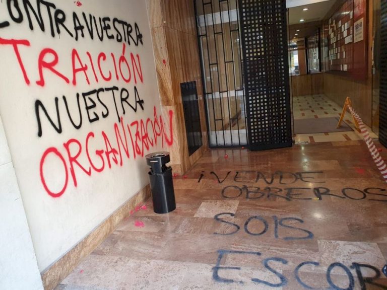 PSPV-PSOE en Burjassot amanece con una pintada y simbología nazi