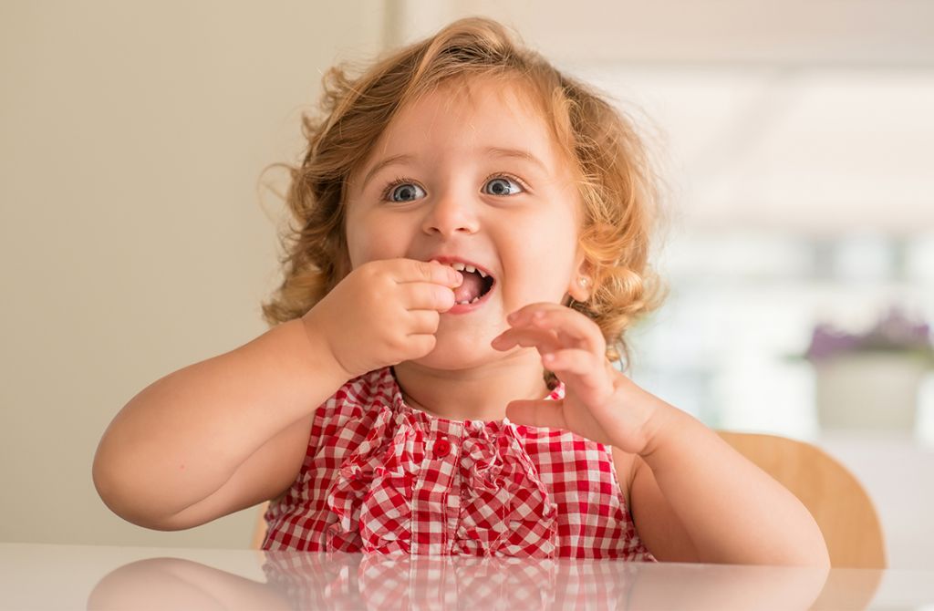 Niña Comiendo Gominolas