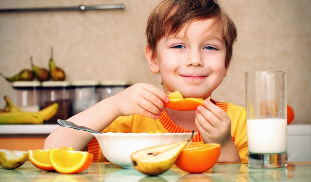 OMS, el niño comiendo frutas