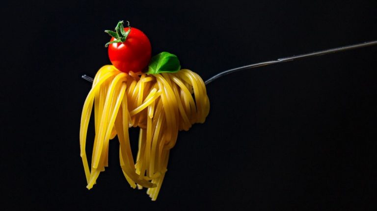 Por qué no deberías tirar el agua de cocer la pasta
