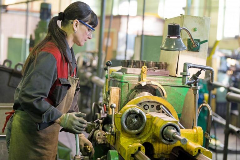 Los precios industriales moderan su caída en agosto al 3,5% y encadenan 15 meses de retrocesos