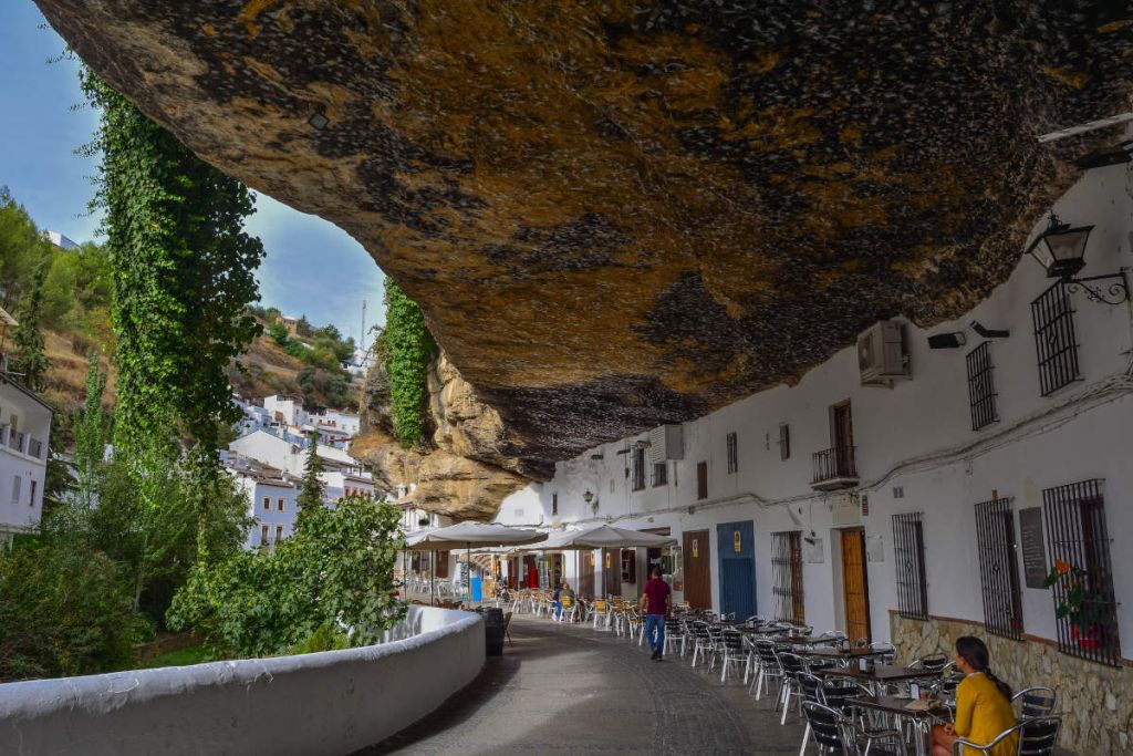 Disfruta Del Pueblo De Setenil De Las Bodegas