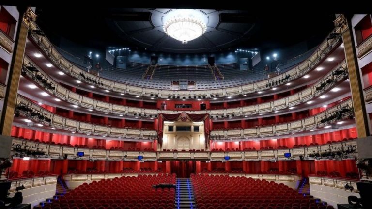 El Teatro Real cancela una función por protestas de asistentes