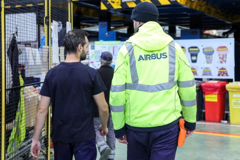 Airbus pacta contratos relevo y bolsa de horas con sindicatos, pero seguirá negociando los despidos