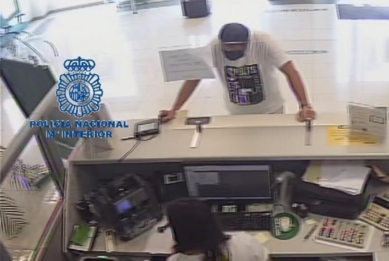 Aprovechó la mascarilla para hacerse pasar por su padre y sacar 8.000 euros del banco