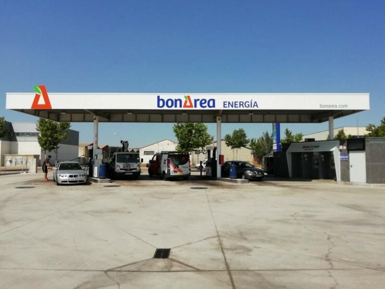 Llenar el depósito en gasolineras de supermercados o ‘low cost’ es al menos un 10% más barato