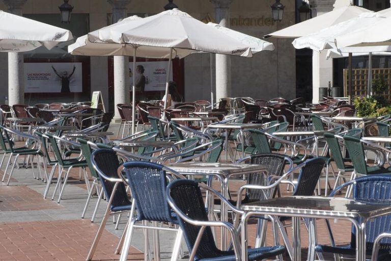 El hundimiento del sector servicios aumenta el riesgo de una «doble caída» de España