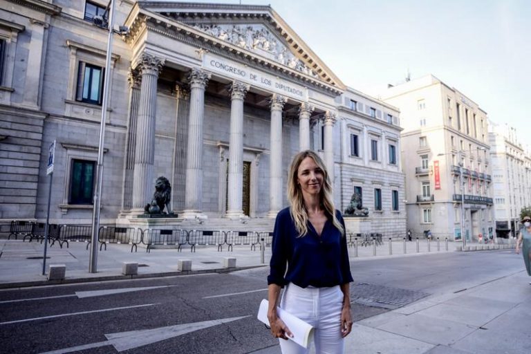 Álvarez de Toledo vincula su destitución con la caída del PP en una encuesta