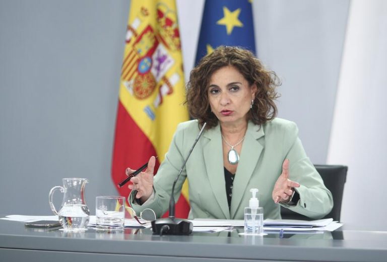 Montero confirma que trabaja en revisión de beneficios fiscales