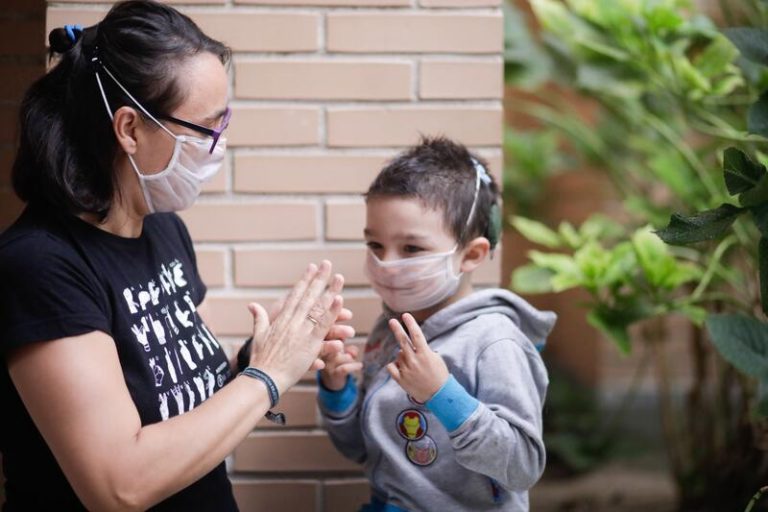 Gobierno trabaja para homologar «cuanto antes» las mascarillas transparentes para personas sordas