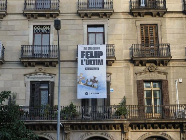 Òmnium cuelga una pancarta frente a la Estación de Francia: ‘Juan Carlos I, Felipe el último’