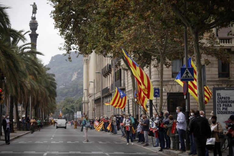 Independentistas forman una cadena humana contra la visita del Rey a Barcelona