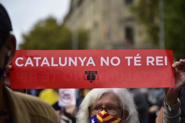 Unas 200 personas acuden a la convocatoria de los CDR contra la visita del Rey