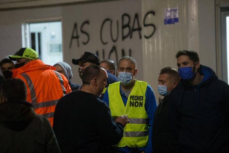 La Xunta insiste en que los trabajadores de Alcoa «impugnen» el ERE