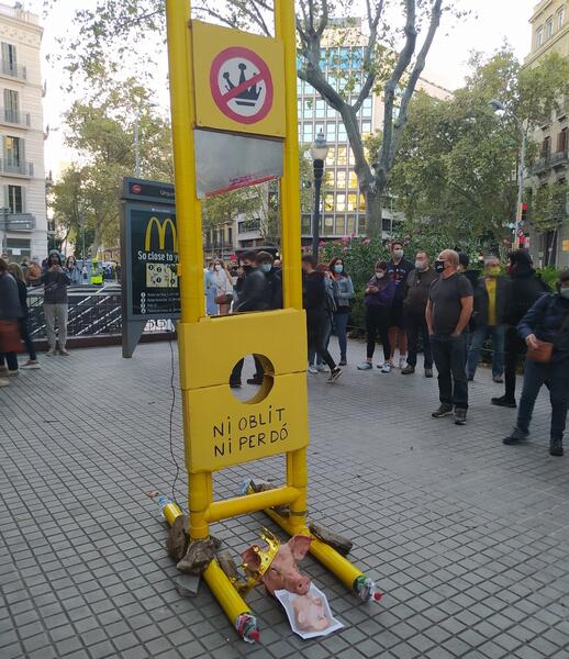 Vox denuncia a los CDR que guillotinaron una foto del Rey por delitos contra la Corona y de odio