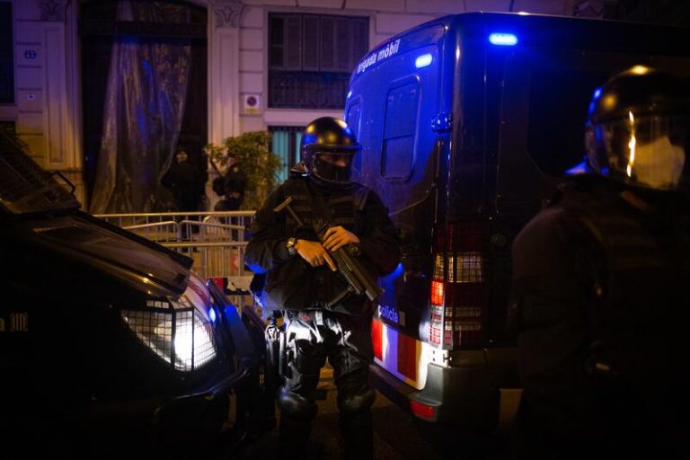 Cargas policiales durante un desalojo de los Mossos en el Raval de Barcelona