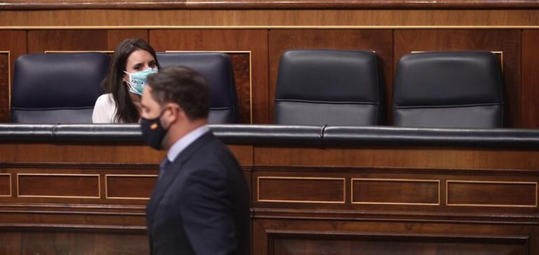 Abascal cuestiona presencia de diputadas de Podemos, «figurantes y floreros del ‘machito’ alfa»