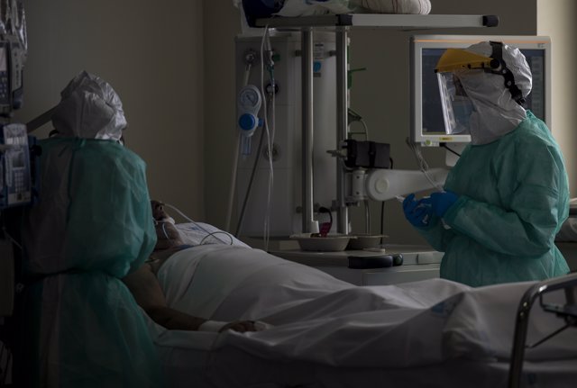La ocupación de las UCI de Castilla y León desciende al 65%