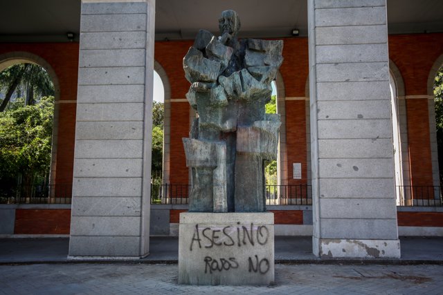 Vandalizan la estatua de Indalecio Prieto con pintadas de ‘Asesino’