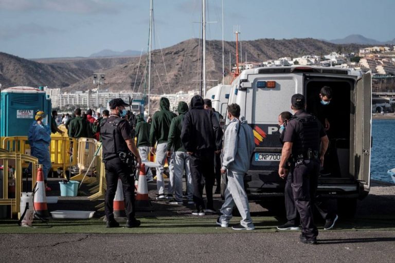 Casi 1.300 migrantes hacen noche en el Muelle de Arguineguín bajo una ligera lluvia