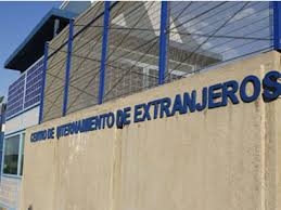 Asociaciones vecinales y particulares firman por el cierre del CIE de Aluche