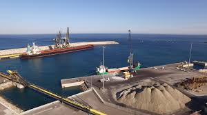 Descubren a cinco personas ocultas bajo fardos de 100 kilos de una batea en el puerto de Melilla