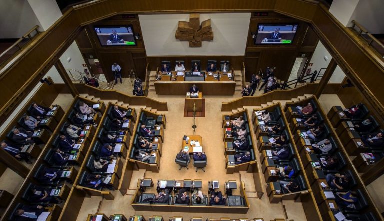 El Parlamento Vasco rechaza una propuesta de Bildu que abogaba por «el fin de la monarquía» en España