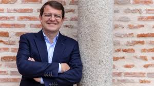 Mañueco pide por carta a Sánchez que aplique el toque de queda en Castilla y León