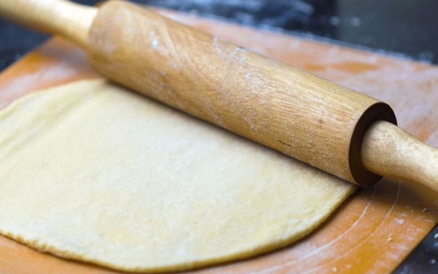 Empanada de atún con tomate relleno estirar masa