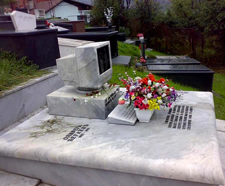 Las Lápidas Más Graciosas Del Cementerio