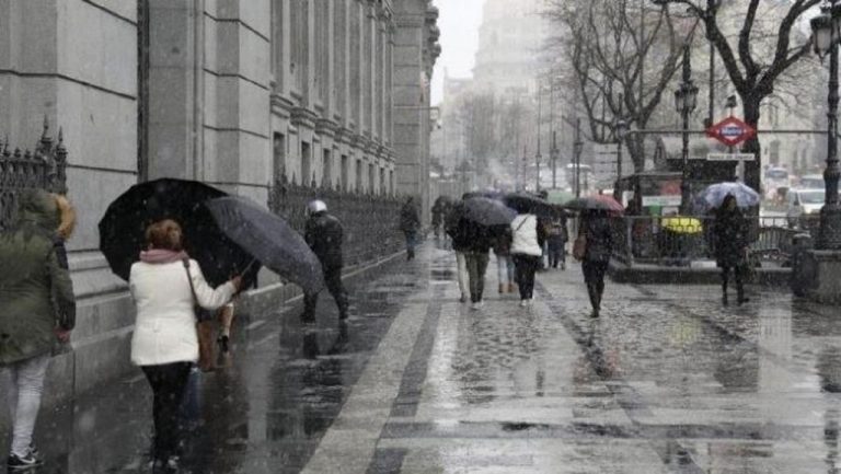 Toda España estará mañana en aviso por viento u olas
