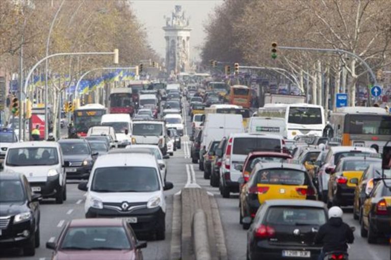 Más de 200 manifestantes piden reducir el tráfico en Barcelona