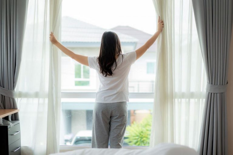 Así puedes lavar las cortinas sin tener que quitarlas