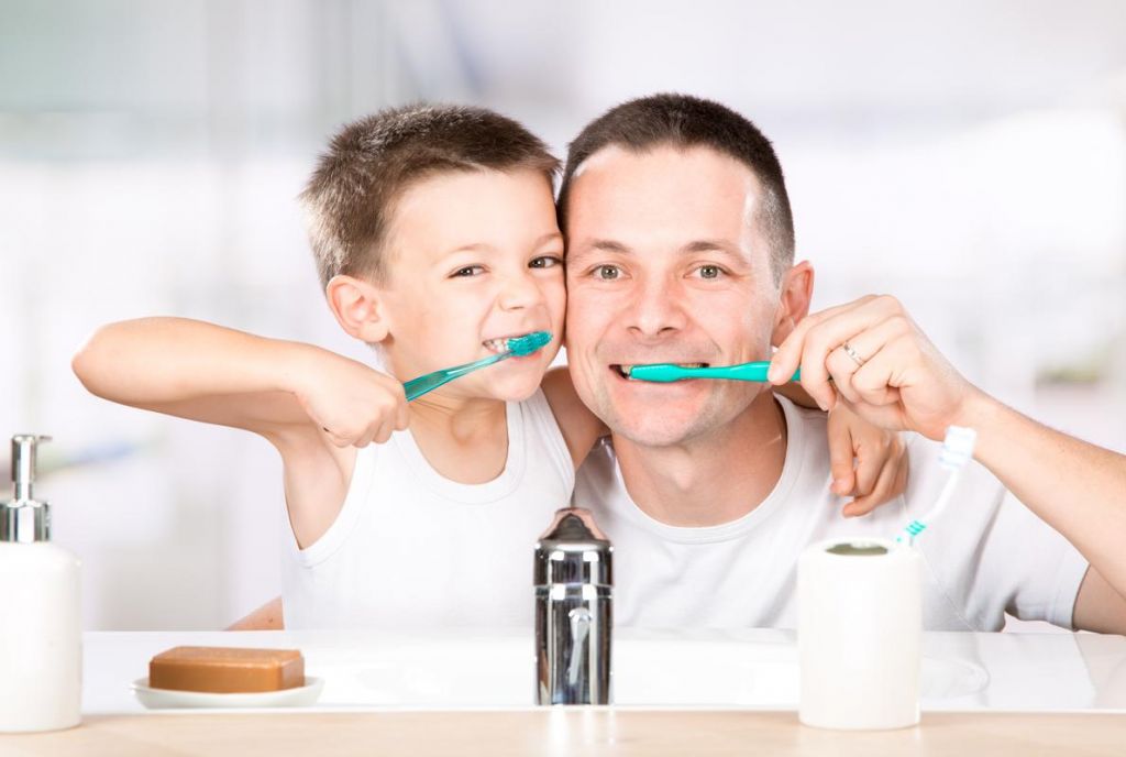 Virus, Hongos Y Moho: No Debes Lavarte Los Dientes En La Ducha