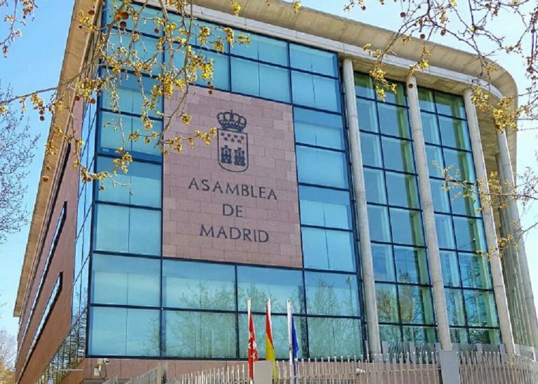 Colectivos ciudadanos defienden la Sanidad Pública y exigen la dimisión de Ayuso