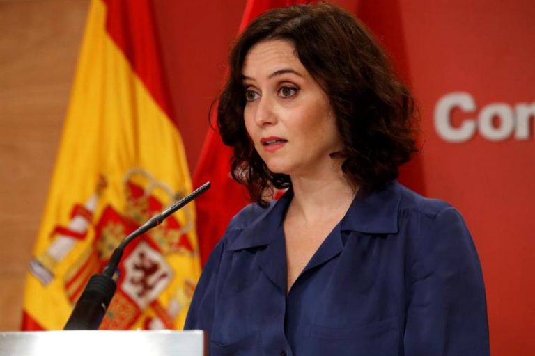 Ayuso cree que Sánchez pretende cambiar el país «por la puerta de atrás»