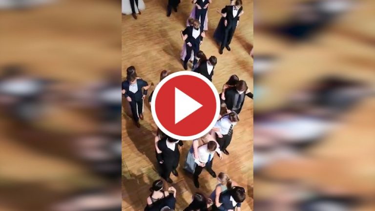 Estudiantes viven atípica graduación bailando de «espaldas»