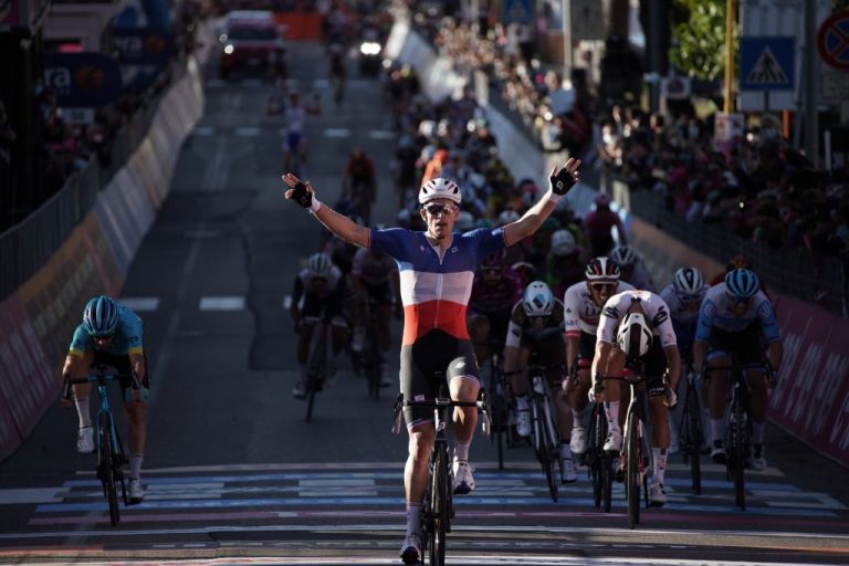 Triplete de Demare en el Giro en el sprint de Brindisi