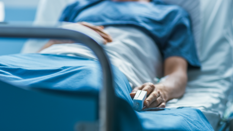 Hospitalizados en Galicia bajan a 228 pero aumentan a 36 los pacientes en la UCI