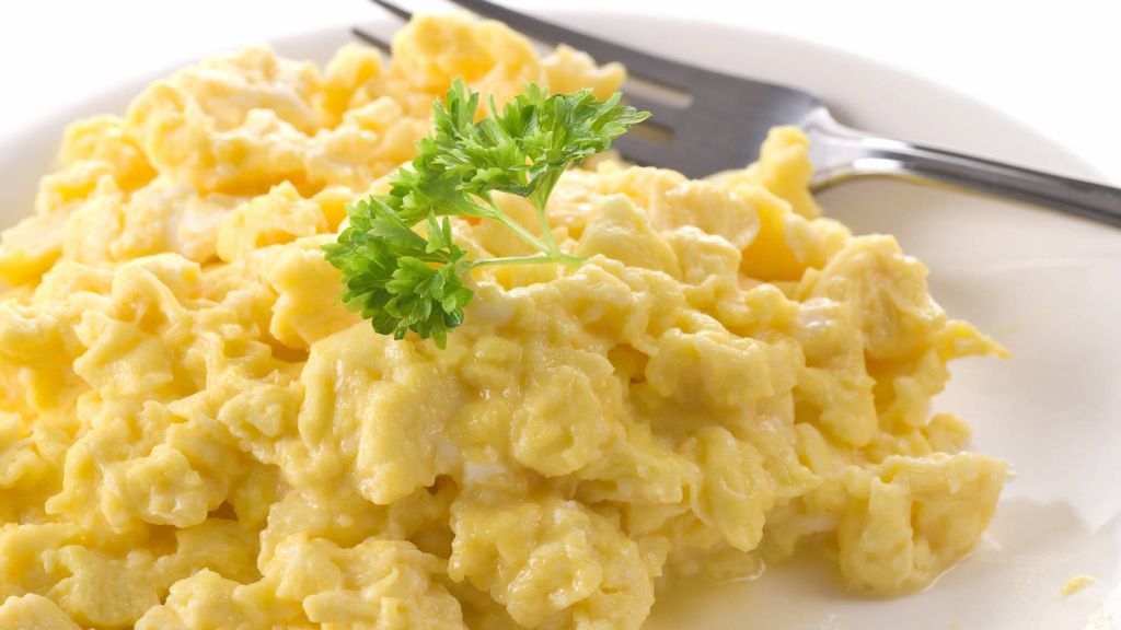 Huevos revueltos con freidora de aire.