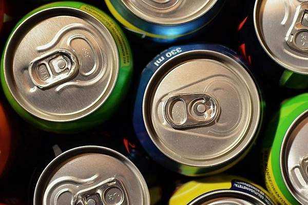 Las latas de bebidas han reducido más de 100 gramos su peso desde su invención
