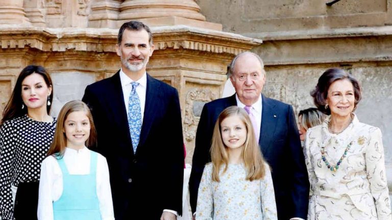 Más de 350 profesionales piden al Gobierno que «respete» la Monarquía