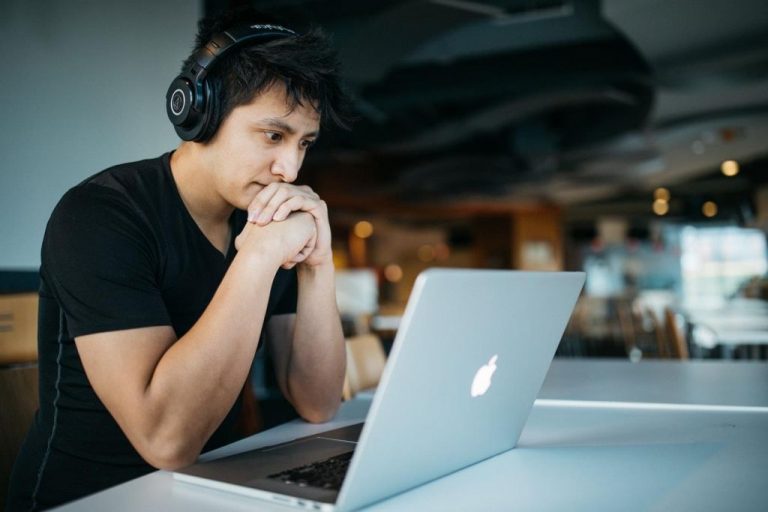 Un total de 23 aulas de Extremadura pasan a formación online tras detectar positivos