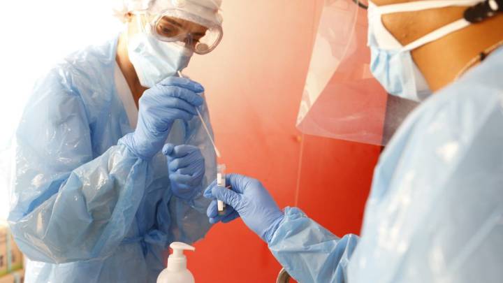 Los positivos en Euskadi descienden hasta los 364, y la tasa de positividad baja al 5,2%