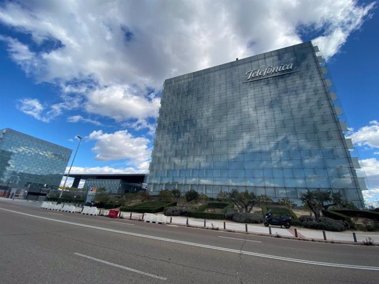 Las acciones de Telefónica se disparan más de un 8% y recuperan los tres euros