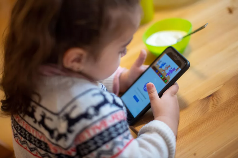 Psicólogo infantil: «Para que los hijos se desenganchen del móvil, primero les toca a los padres»