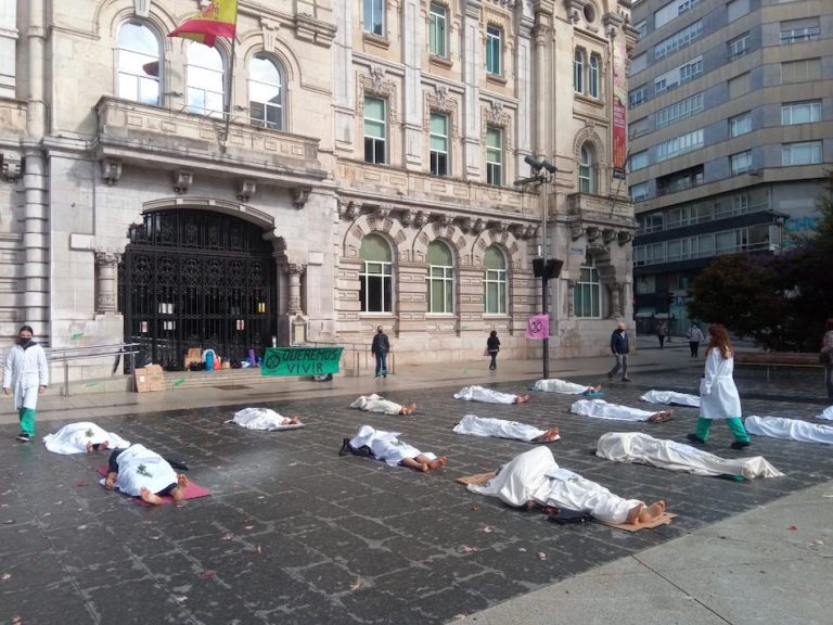 Activistas representan con ‘cadáveres’ frente al Congreso las muertes por la crisis climática