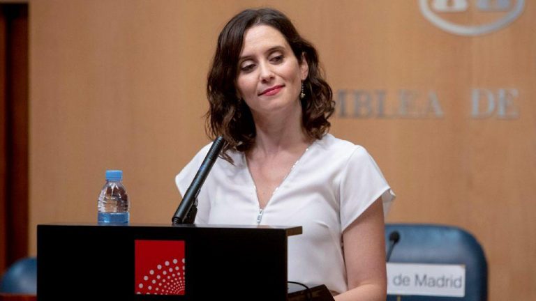 Ayuso premia a 18 profesionales que luchan contra la violencia machista