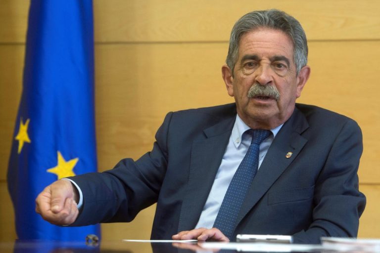 Revilla dice que la situación en Cantabria es «mala» pero espera que las medidas empiecen a tener efecto