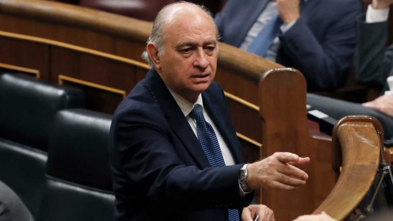 Fernández Díaz aporta un informe pericial para demostrar que los mensajes sobre ‘Kitchen’ están «manipulados»